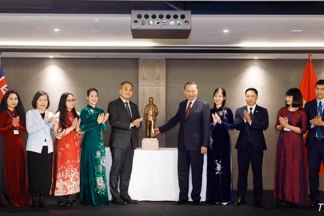 Tổng Bí thư, Chủ tịch nước Tô Lâm tặng bức tượng Chủ tịch Hồ Chí Minh cho Đại sứ quán Việt Nam tại New Zealand. (Ảnh: Thống Nhất/TTXVN)