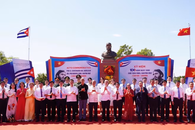Các đại biểu chụp ảnh lưu niệm tại tượng đài Fidel Castro, trong khuôn viên Công viên Fidel Castro, phường Đông Hà, tỉnh Quảng Trị. (Ảnh: HIẾU MINH)