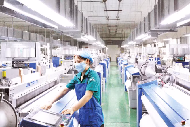 Kiểm tra hoạt động máy dệt vải tự động tại Xí nghiệp Dệt-Tổng công ty 28 (Tổng cục Hậu cần-Kỹ thuật).