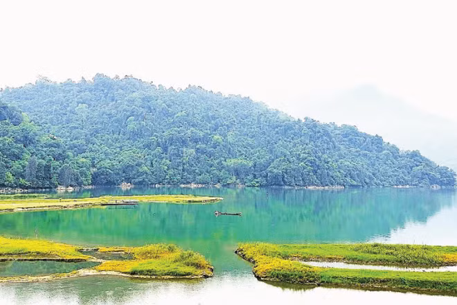 Vẻ đẹp nguyên sơ ở hồ Ba Bể thu hút khách du lịch.