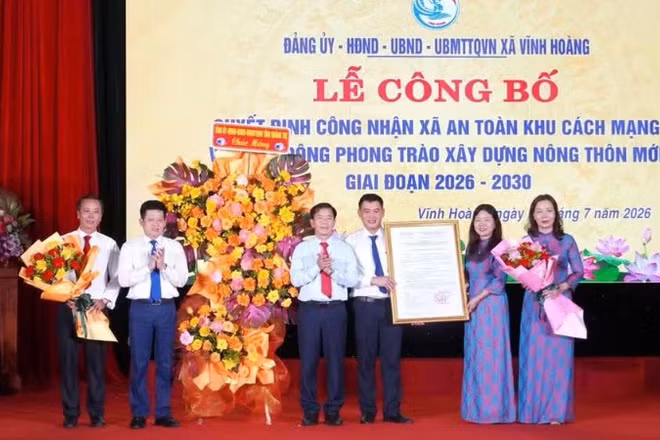Trao quyết định công nhận xã Vĩnh Hoàng là xã An toàn khu trong thời kỳ kháng chiến.