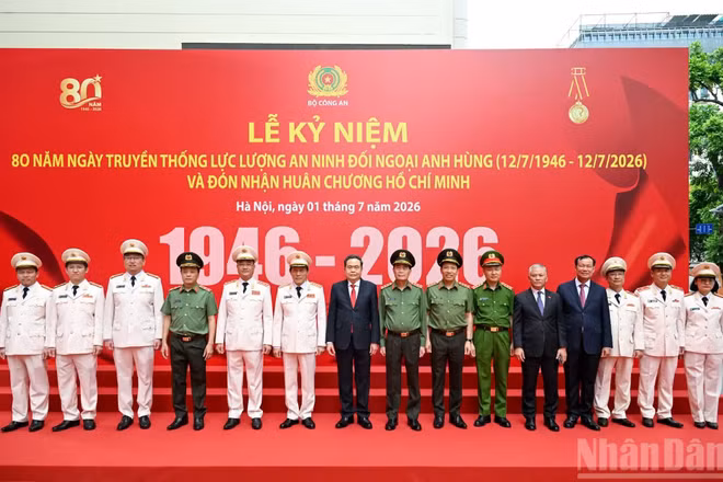 Chủ tịch Quốc hội Trần Thanh Mẫn và các đồng chí lãnh đạo Đảng, Nhà nước, Bộ Công an với lực lượng An ninh đối ngoại.
