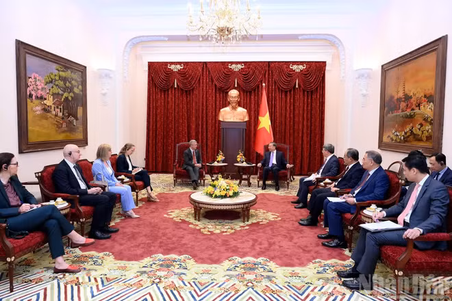 Tổng Bí thư, Chủ tịch nước Tô Lâm tiếp Đại sứ Đặc mệnh toàn quyền Vương quốc Bỉ tại Việt Nam Karl Van Den Bossche chào từ biệt, kết thúc nhiệm kỳ công tác. (Ảnh: ĐĂNG KHOA)