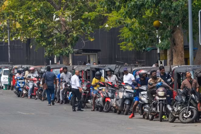 Người dân xếp hàng đổ xăng cho phương tiện tại Colombo, Sri Lanka ngày 17/3/2026. (Ảnh: THX/TTXVN)