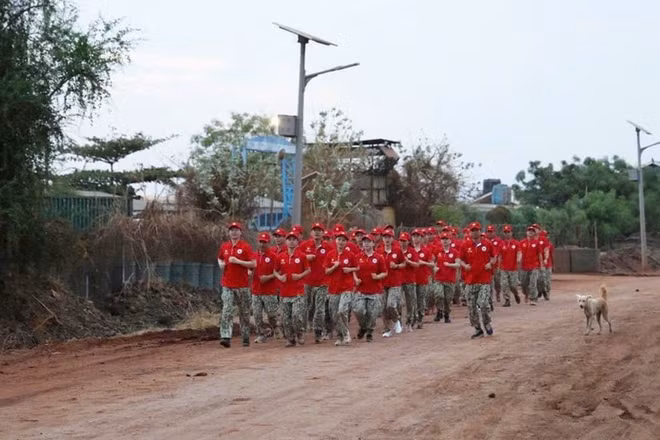 [Video] Cán bộ chiến sĩ Việt Nam tại Nam Sudan rèn luyện sức khỏe nhân ngày 27/3