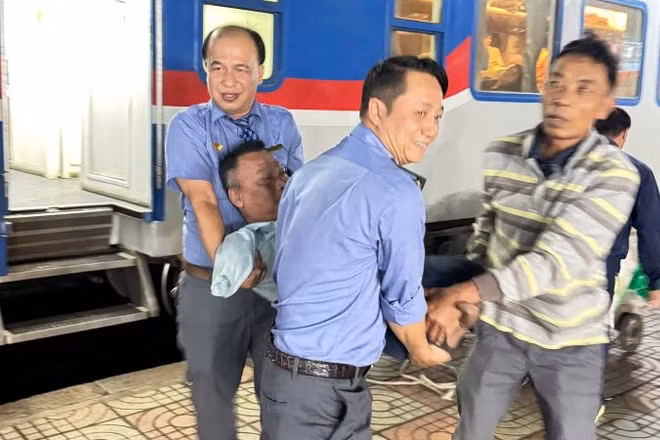 Các nhân viên đường sắt chủ động phối hợp bế hành khách đặc biệt lên tàu.