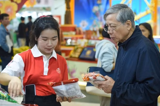 Người dân mua sắm tại hội chợ.