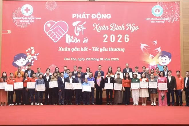 Lãnh đạo tỉnh trao bản ghi nhận “Tấm lòng nhân đạo” cho các cơ quan, đơn vị, doanh nghiệp và các nhà hảo tâm.