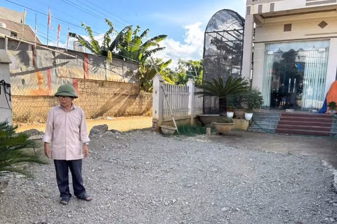 Khu vực sân nhà ông Lê Văn Sinh, tiểu khu Quyết Thắng, xã Mai Sơn đã được đổ đất đá để trám lại vị trí bị sụt lún.