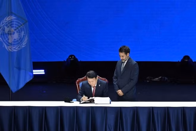 Bộ trưởng Công an Việt Nam Lương Tam Quang ký Công ước Liên hợp quốc về chống tội phạm mạng. (Ảnh: THỦY NGUYÊN)