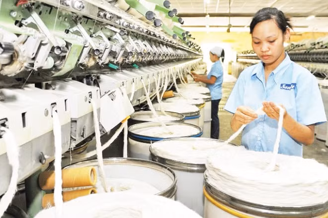 Công nhân làm việc tại Công ty cổ phần Dệt may Sơn Nam (Ninh Bình). (Ảnh KHÁNH AN)