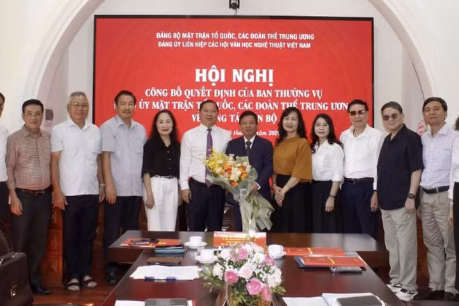 Lễ công bố quyết định Phó Giáo sư, Tiến sĩ, nhạc sĩ Đỗ Hồng Quân giữ chức Bí thư Đảng ủy Liên hiệp các Hội VHNT Việt Nam.