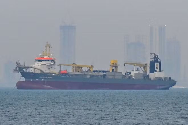 Tàu thương mại thả neo ngoài khơi Dubai, Các tiểu vương quốc Arab thống nhất, do gián đoạn hoạt động vận tải ở eo biển Hormuz, ngày 2/3/2026. (Ảnh: Anadolu Agency /TTXVN)