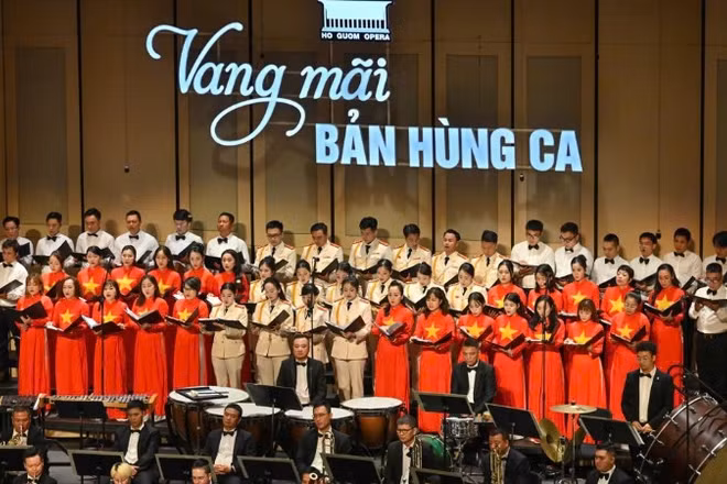 Đêm nghệ thuật "Vang mãi bản hùng ca". (Ảnh: NHÀ HÁT HỒ GƯƠM)