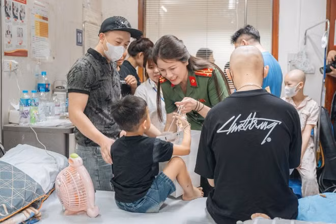 Những món quà tuy không lớn về vật chất nhưng thể hiện tình cảm, sự sẻ chia của cán bộ, chiến sĩ dành cho các em.