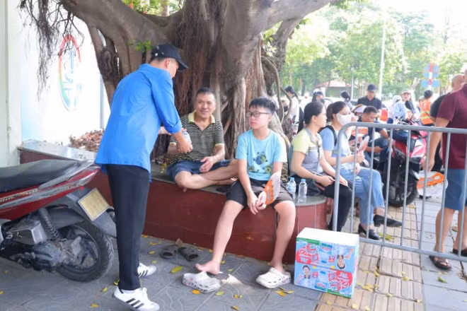 [Video] Thanh niên tình nguyện tiếp sức kỳ thi lớp 10
