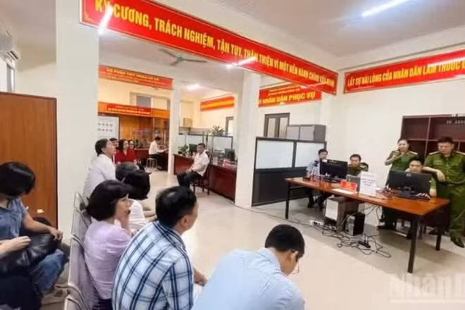 Đảng viên trên địa bàn phường Dương Nội, thành phố Hà Nội thực hiện triển khai việc đổi thẻ đảng viên điện tử. (Ảnh minh họa: DIỆU THƯƠNG)
