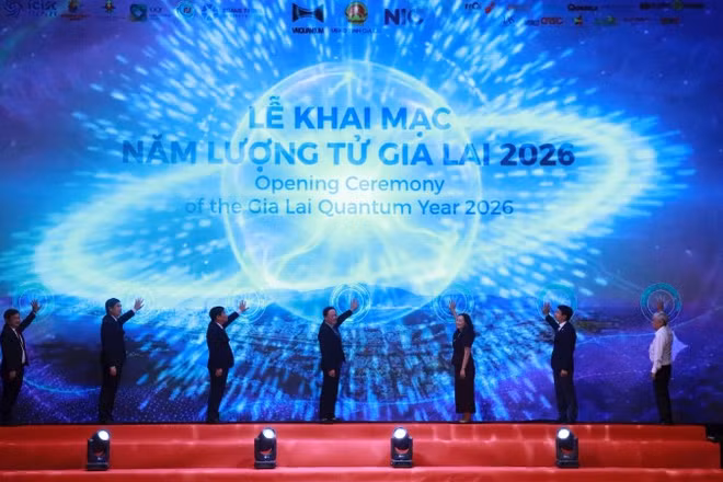 Các đại biểu bấm nút khai mạc Năm Lượng tử Gia Lai 2026.