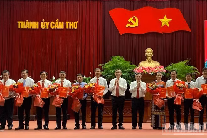 Lãnh đạo Thành ủy Cần Thơ trao quyết định bổ nhiệm cán bộ.