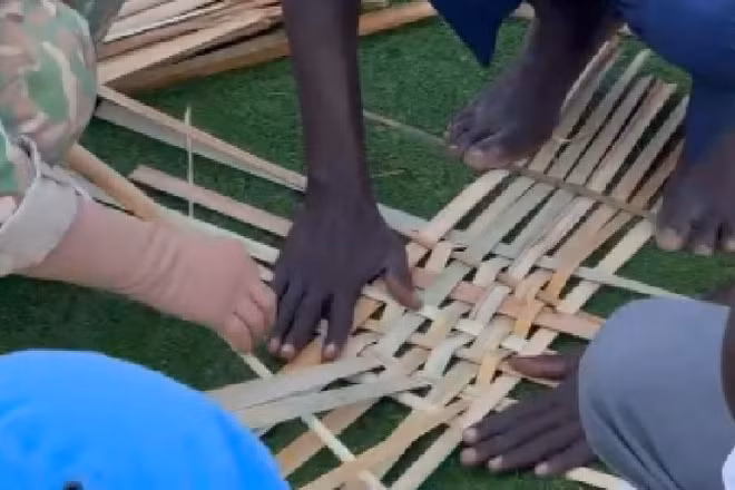 Bộ đội Cụ Hồ tại Nam Sudan hướng dẫn người dân đan giỏ từ lá cây bồn bồn