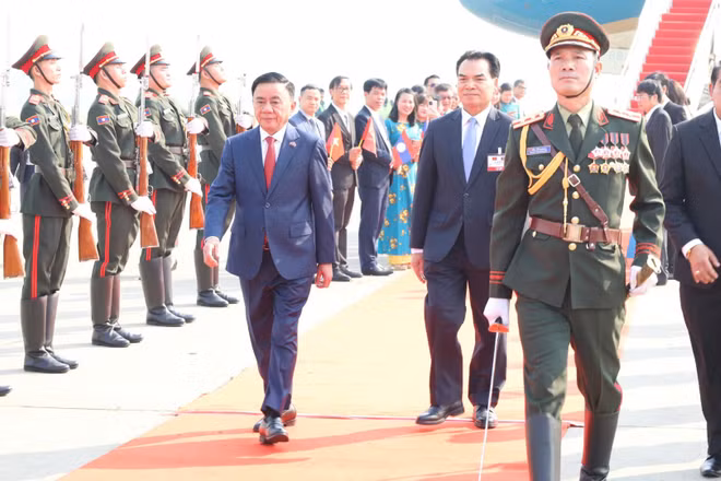 Lễ đón đồng chí Trần Cẩm Tú, Ủy viên Bộ Chính trị, Thường trực Ban Bí thư Trung ương Đảng Cộng sản Việt Nam và Đoàn đại biểu cấp cao Việt Nam tại sân bay quốc tế Wattay, thủ đô Viêng Chăn, Lào.