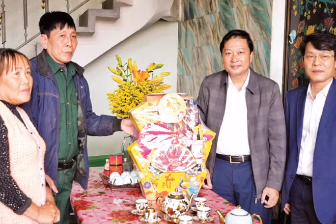 Chủ tịch Ủy ban nhân dân tỉnh Quảng Trị Lê Hồng Vinh thăm, tặng quà Tết Bính Ngọ 2026 thương binh Ngô Thanh Huân ở phường Đồng Thuận.