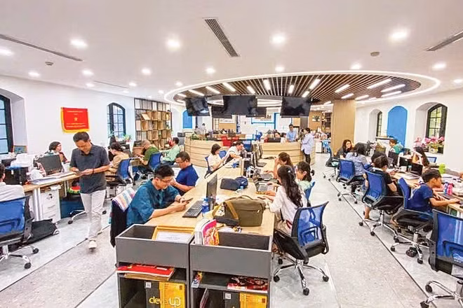 Quang cảnh làm việc tại tòa soạn hội tụ của Nhân Dân điện tử.