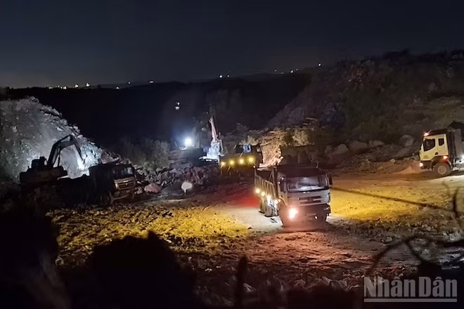 Nhiều phương tiện, thiết bị bốc dỡ, vận chuyển khoáng sản xuyên đêm trong thời gian dài.