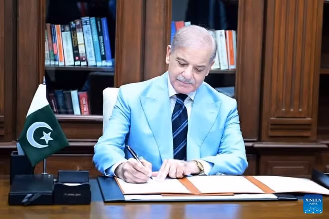 Thủ tướng Pakistan Shehbaz Sharif ký Biên bản ghi nhớ (MoU) với tư cách là người trung gian hòa giải trong thỏa thuận hòa bình giữa Mỹ và Iran, tại Islamabad, Pakistan. (Văn phòng Thủ tướng Pakistan/Ảnh cung cấp qua Tân Hoa Xã)