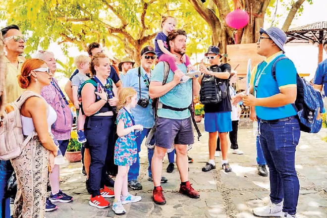 Du khách Nga tham quan tháp Po Nagar, phường Nha Trang, tỉnh Khánh Hòa.