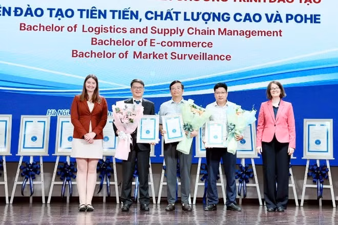 Viện Đào tạo tiên tiến, chất lượng cao và POHE nhận giấy chứng nhận kiểm định chất lượng của FIBAA. (Ảnh: TUẤN ANH) 