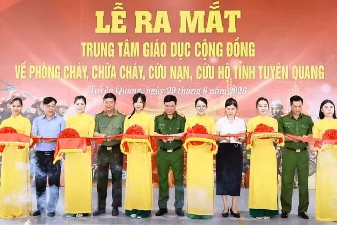 Các đại biểu cắt băng khánh thành Trung tâm giáo dục cộng đồng về phòng cháy, chữa cháy, cứu nạn, cứu hộ tỉnh Tuyên Quang.