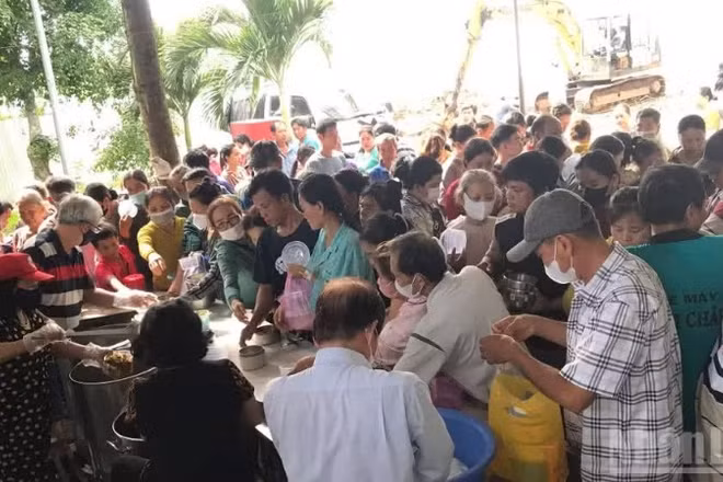 Hơn bốn thập kỷ qua Cơ sở Nhân đạo xã hội bệnh viện tỉnh đã chia sẻ bữa cơm cháo ấm lòng cùng người đi nuôi bệnh.
