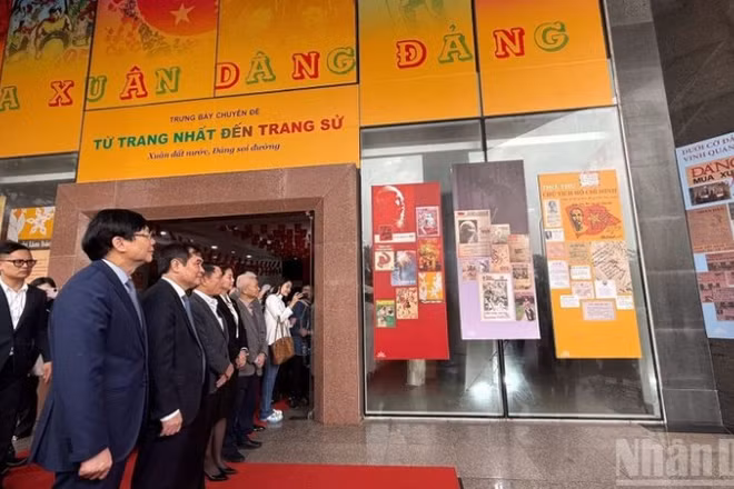 Các đại biểu tham quan trưng bày.