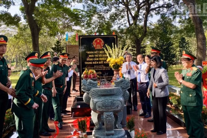 Đại biểu dự lễ khánh thành Bia tưởng niệm cán bộ, chiến sĩ Biệt động Sài Gòn-Gia Định.