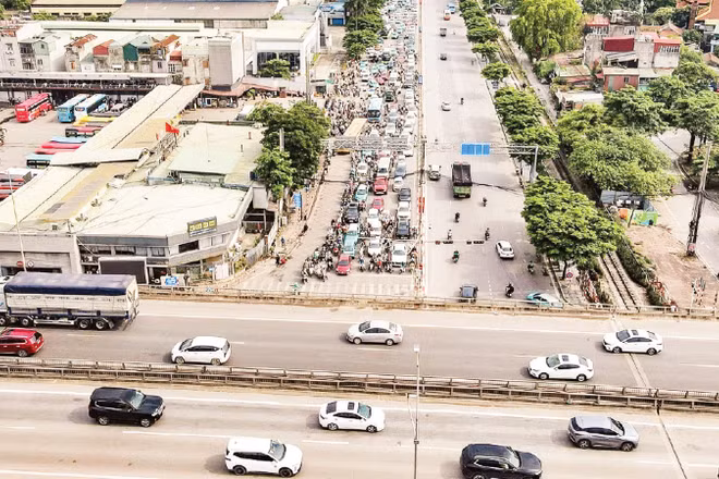 Dòng phương tiện lưu thông trên Quốc lộ 1 (đoạn từ Ngọc Hồi qua Bến xe Nước Ngầm hướng về Giải Phóng, Hà Nội). (Ảnh: TRUNG NGUYÊN)