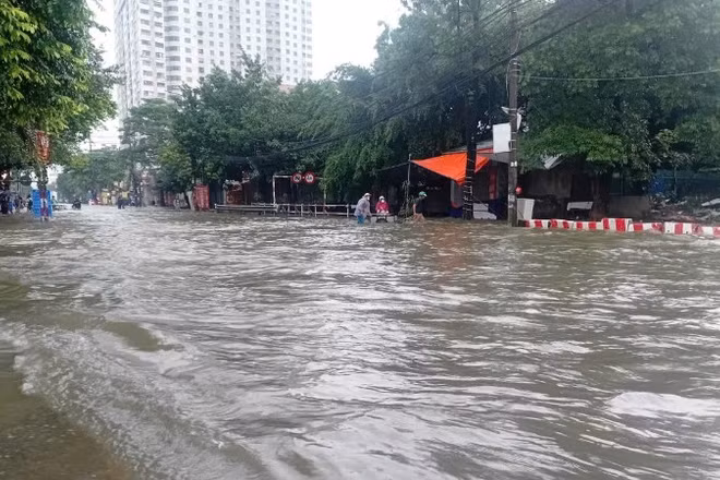 Hệ thống thoát nước của Hà Nội hiện đang bị quá tải.