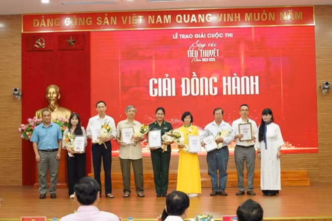 Lễ trao giải Cuộc thi Sáng tác Tiểu thuyết lần thứ I do Thời báo Văn học Nghệ thuật tổ chức, tạo sân chơi bổ ích cho đội ngũ sáng tác nhiều thế hệ.