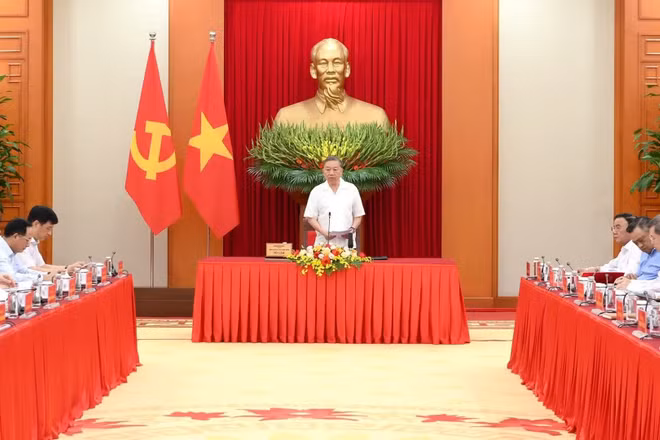 Tổng Bí thư, Chủ tịch nước Tô Lâm chủ trì cuộc làm việc với Ban Tổ chức Trung ương về trọng tâm công tác tổ chức xây dựng Đảng theo tinh thần Nghị quyết Đại hội XIV của Đảng. (Ảnh: ĐĂNG KHOA)