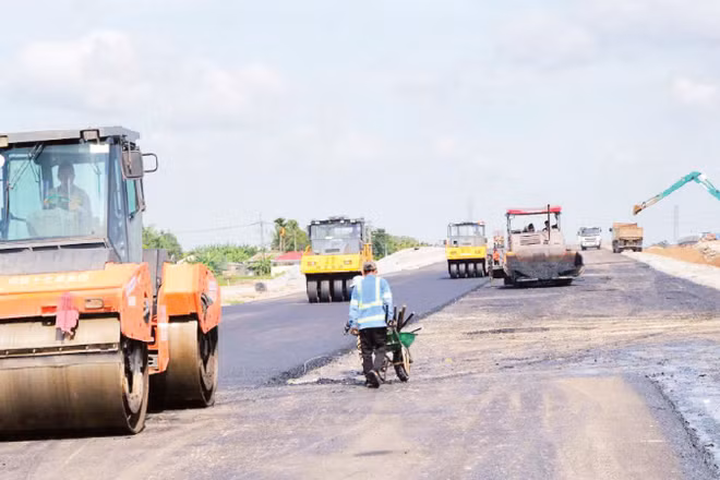 Thi công thảm nhựa gói thầu Xây lắp 6, dự án vành đai 3. (Ảnh: THẾ ANH)