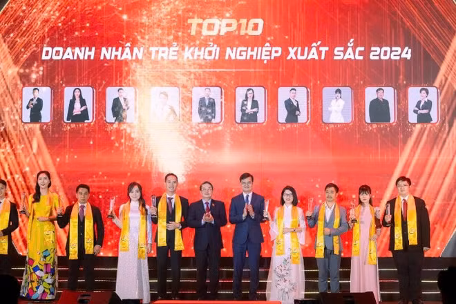 Lãnh đạo Đảng, Nhà nước trao danh hiệu TOP10 Doanh nhân trẻ khởi nghiệp xuất sắc 2024.