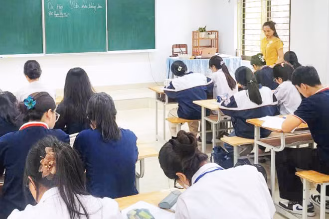 Giáo viên Trường THPT A Nguyễn Huệ, tỉnh Ninh Bình, quán triệt quy chế thi cho học sinh. (Ảnh: QUÝ TÙNG)