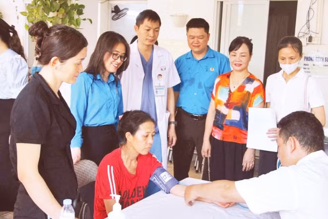 Công đoàn xã Thanh Trì (Hà Nội) phối hợp với Bệnh viện Đa khoa Thanh Trì tổ chức chương trình khám sức khỏe miễn phí cho công nhân, người lao động trên địa bàn xã. (Ảnh: THANH HỒNG)