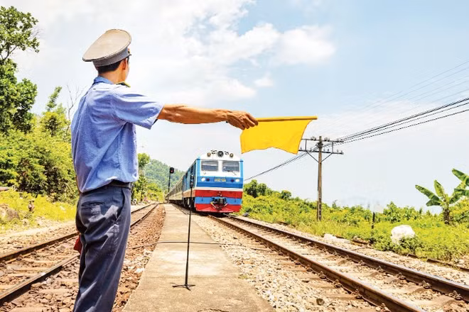 Tín hiệu an toàn cho tàu đi qua. (Ảnh: TRẦN VŨ THÀNH)