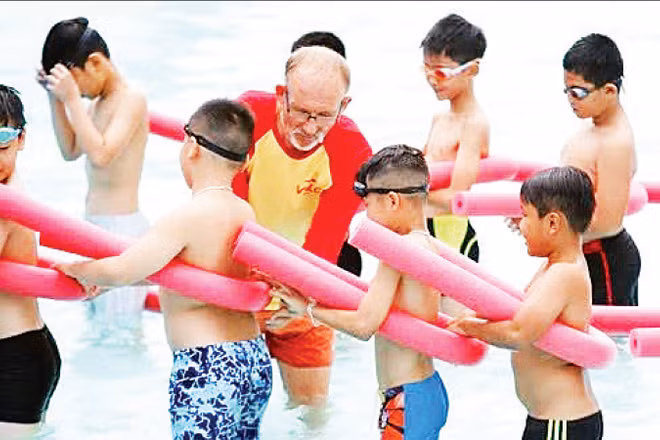 Chuyên gia nước ngoài dạy kỹ năng bơi cho trẻ em tại Việt Nam. (Ảnh: TDTT)