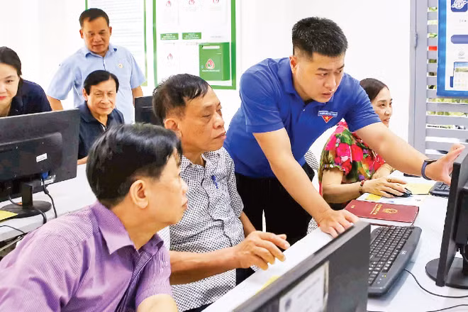 Cán bộ Mặt trận Tổ quốc phường Ngọc Hà hăng hái tham gia tập huấn nhằm nâng cao kỹ năng ứng dụng chuyển đổi số trong hoạt động.