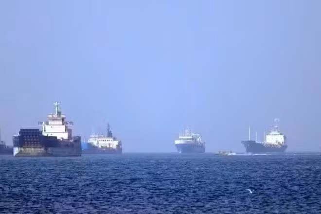Tàu thuyền vận chuyển trên eo biển Hormuz. (Ảnh: THX/TTXVN)