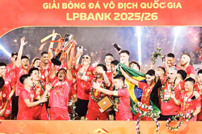 Câu lạc bộ Công an Hà Nội nhận Cúp vô địch V.League 1-2025/2026. (Ảnh: KHÁNH AN)