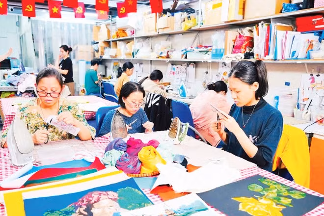 Các sản phẩm từ lụa vụn đầy sắc màu được người khuyết tật hoàn thiện tại VỤN Art.