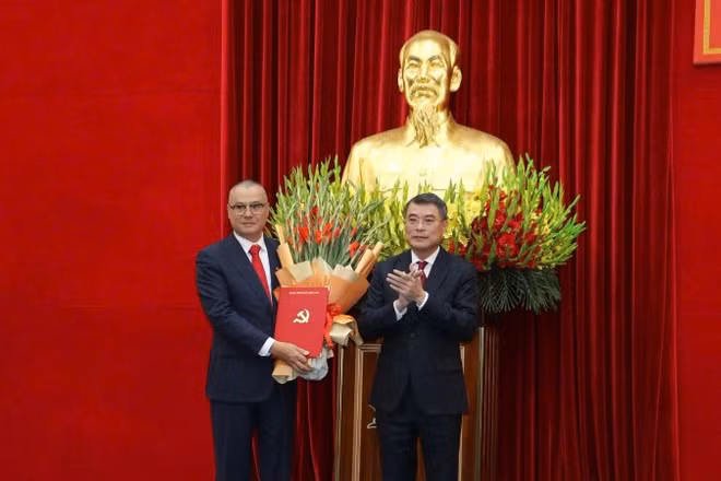 Đồng chí Lê Minh Hưng trao Quyết định của Bộ Chính trị cho đồng chí Phạm Đại Dương.